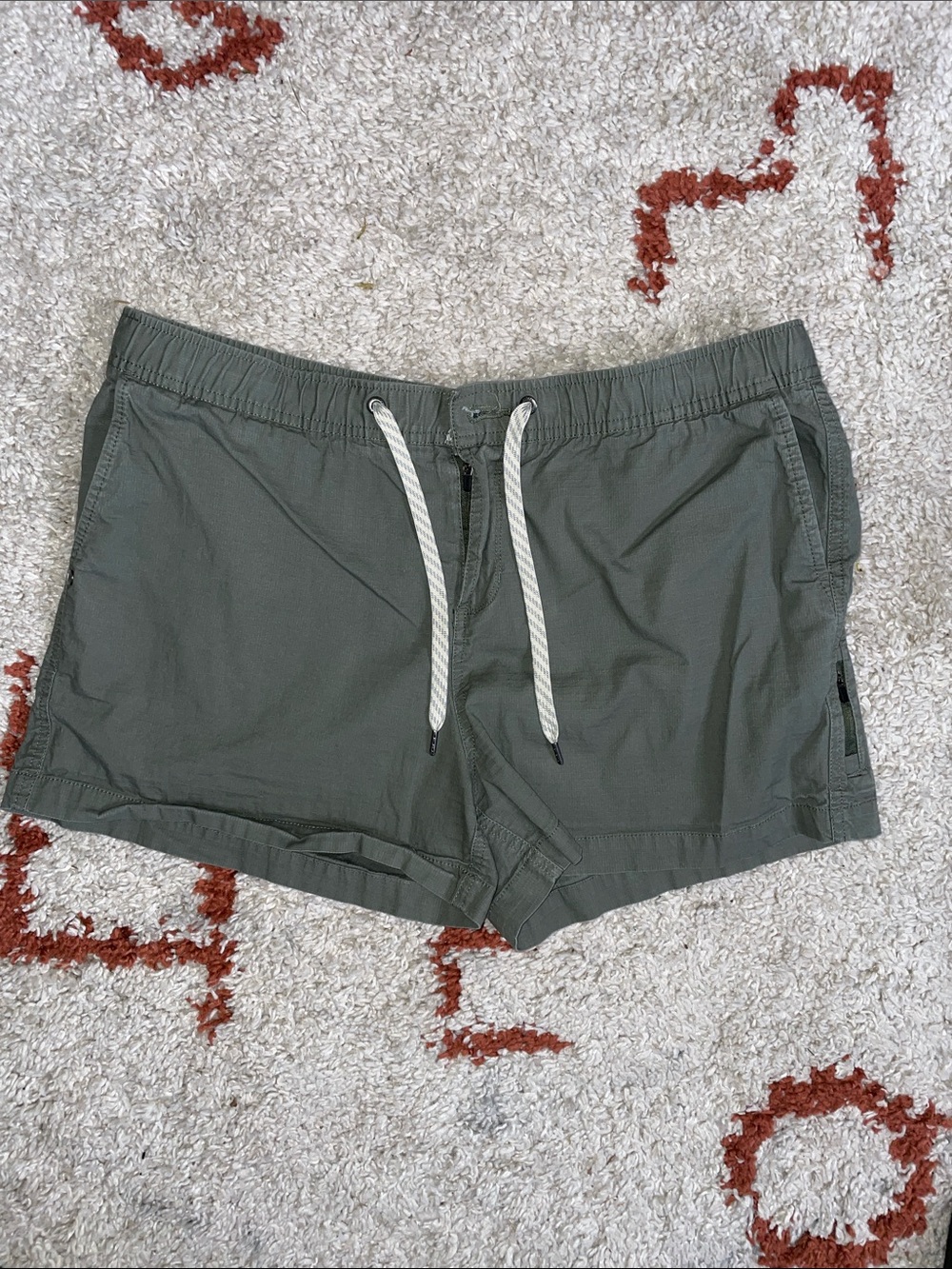 Vuori- Sz XL- Khaki Green- Vintage Riptide Shorts- 3.5” Inseam- EUC